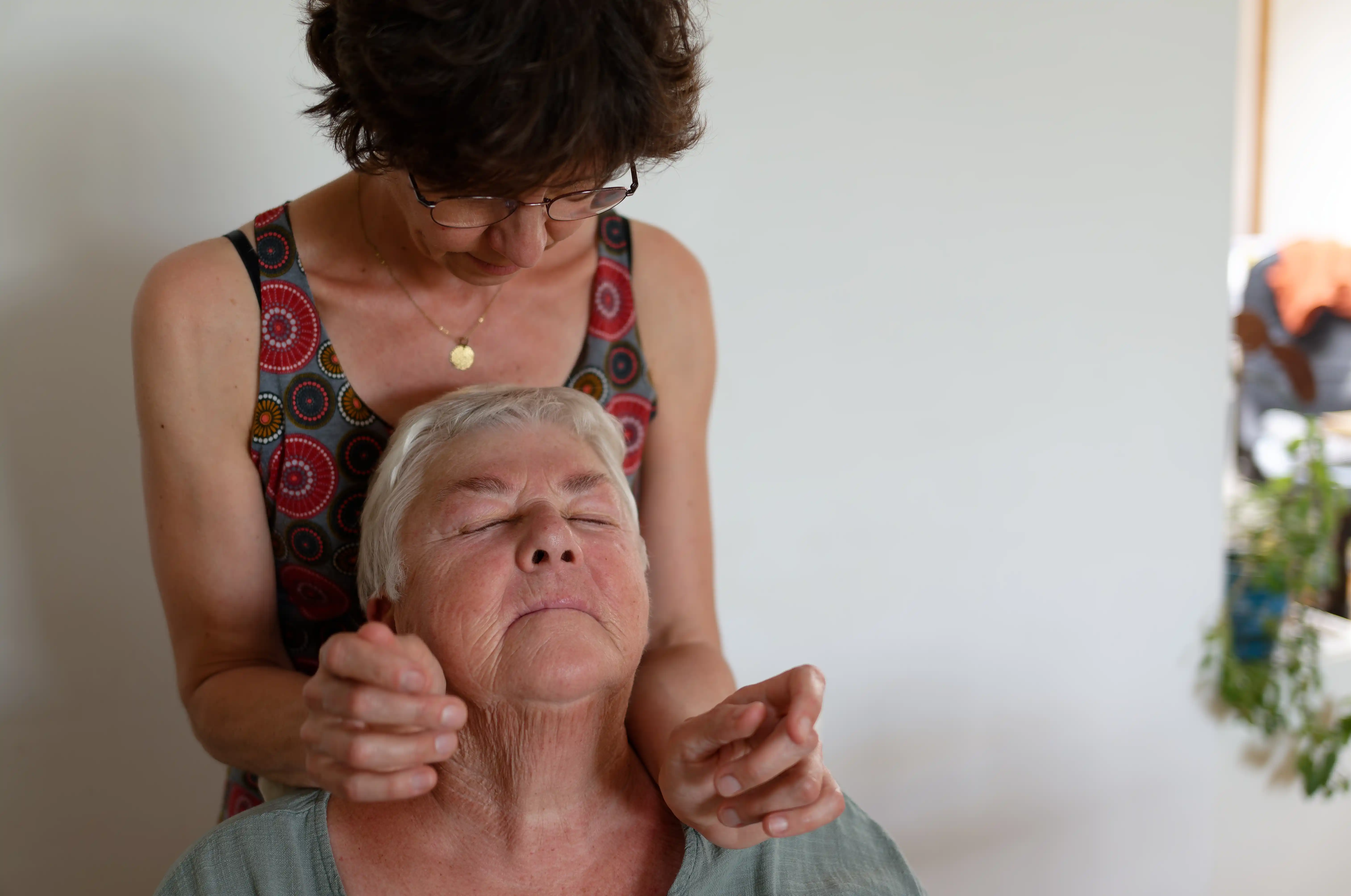 Massage d'un aîné à domicile